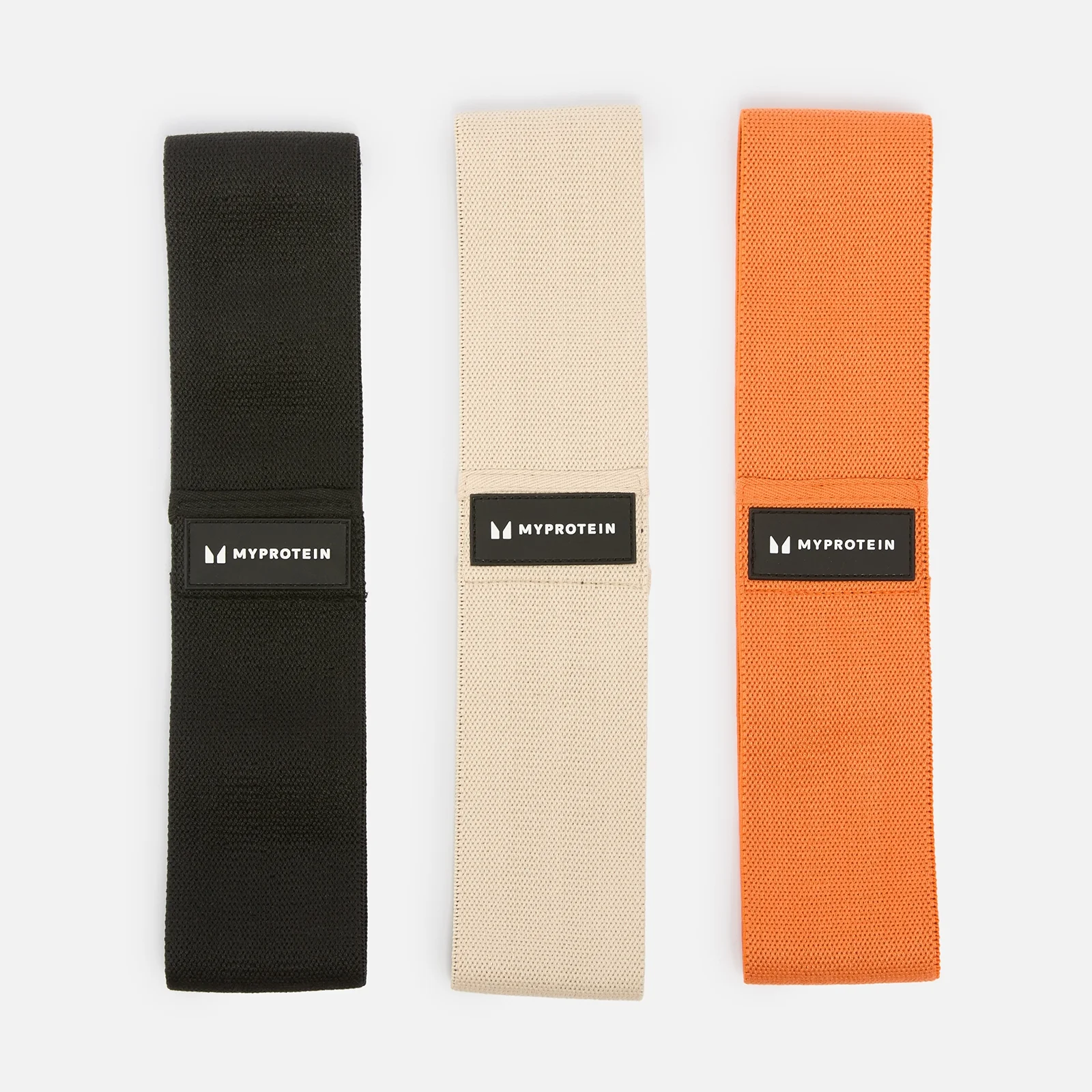 Drie elastische banden in zwart, beige en oranje met het Myprotein logo.