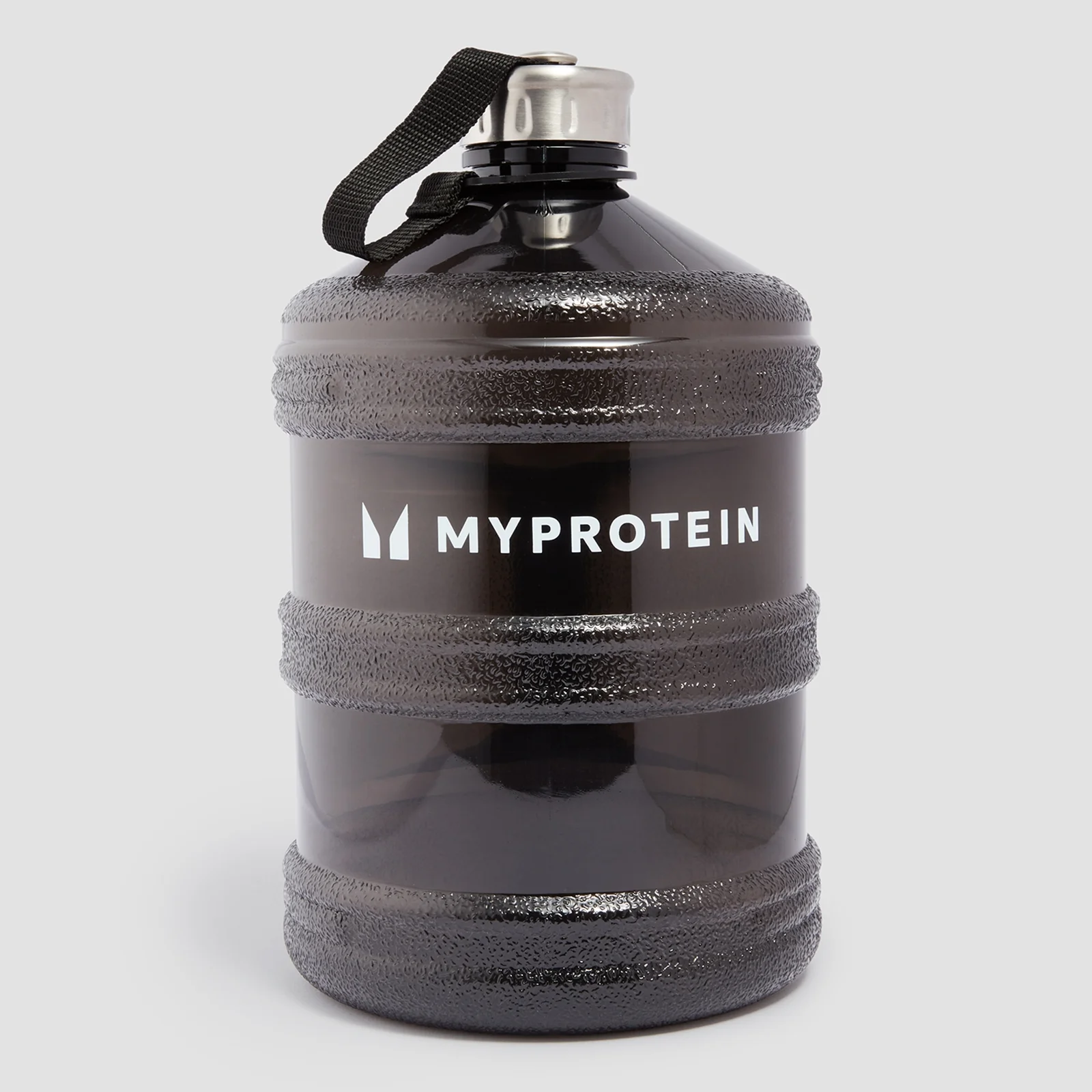Zwarte, doorzichtige waterfles met zilveren dop, zwarte draagband en wit "Myprotein" logo.