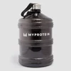 Zwarte, doorzichtige waterfles met zilveren dop, zwarte draagband en wit "Myprotein" logo.