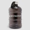 Zwarte, ronde waterfles met zilveren dop, zwarte draagband en wit "MYPROTEIN" logo.