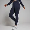 Een marineblauwe, naadloze legging met hoge taille, gedragen door een persoon met witte sportschoenen.