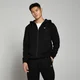 Een man draagt een zwarte hoodie met rits en een klein wit logo, met bijpassende zwarte broek.