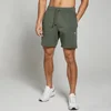Een man draagt een thijmgroene joggingbroek van MP, met een trekkoord en een klein logo.