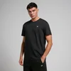 Een man draagt een zwart T-shirt met korte mouwen en een klein wit logo.