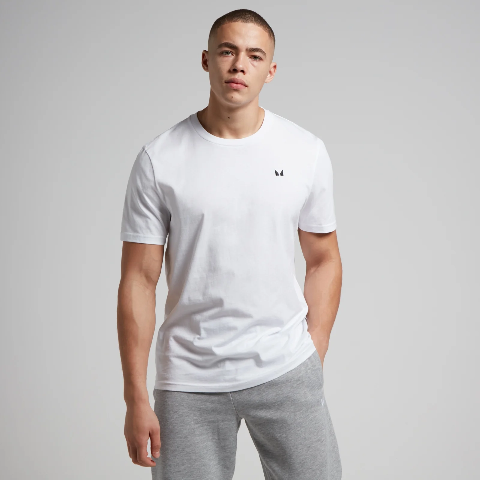 Een witte T-shirt met korte mouwen en een klein zwart logo op de borst.