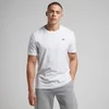 Een witte T-shirt met korte mouwen en een klein zwart logo op de borst.