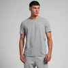 Een gemêleerd grijs T-shirt met korte mouwen en een klein wit logo op de borst.
