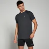 Een man draagt een gemêleerd zwart T-shirt met korte mouwen en een klein wit logo.