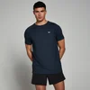 Een man draagt een gemêleerd marineblauw T-shirt met korte mouwen en een klein wit logo.