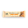 Een langwerpige, lichtbeige verpakking met de tekst "Toffee Crunch" en een afbeelding van een chocoladereep.