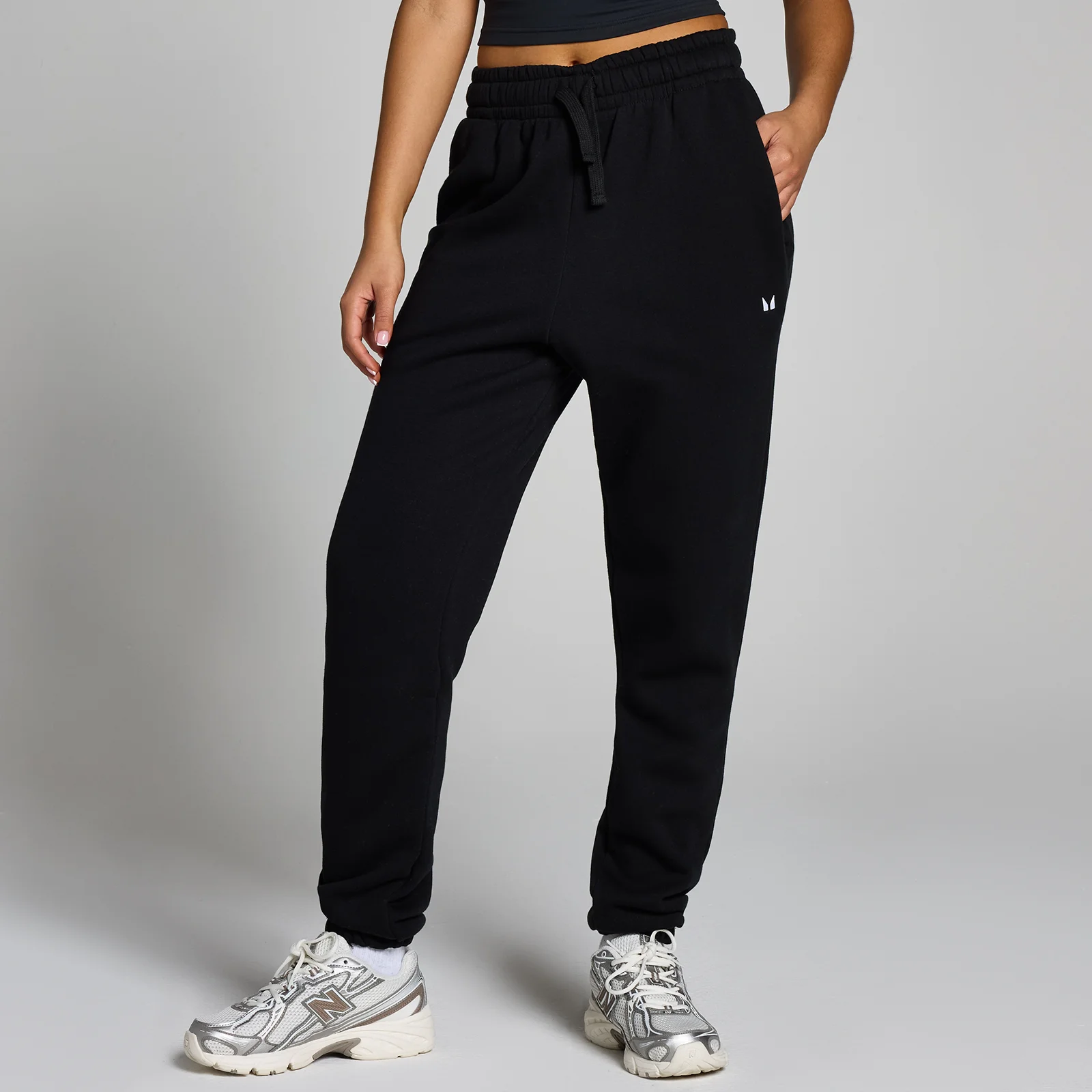 Een zwarte joggingbroek voor dames met een trekkoord en het MP logo.