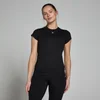 Een vrouw draagt een zwart, nauwsluitend T-shirt met korte mouwen en een klein logo.