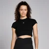 Een vrouw draagt een zwarte, nauwsluitende croptop met korte mouwen en een klein wit logo.