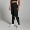 Een vrouw draagt een zwarte MP legging met hoge taille en een klein logo.