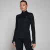Een zwarte sporttrui met lange mouwen en een kwartrits, gedragen door een vrouw.