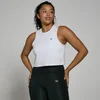 Een vrouw draagt een witte, mouwloze, korte MP trainingstop en een zwarte legging.