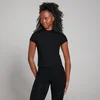 Een vrouw draagt een zwart, nauwsluitend T-shirt met korte mouwen en een zwarte legging.