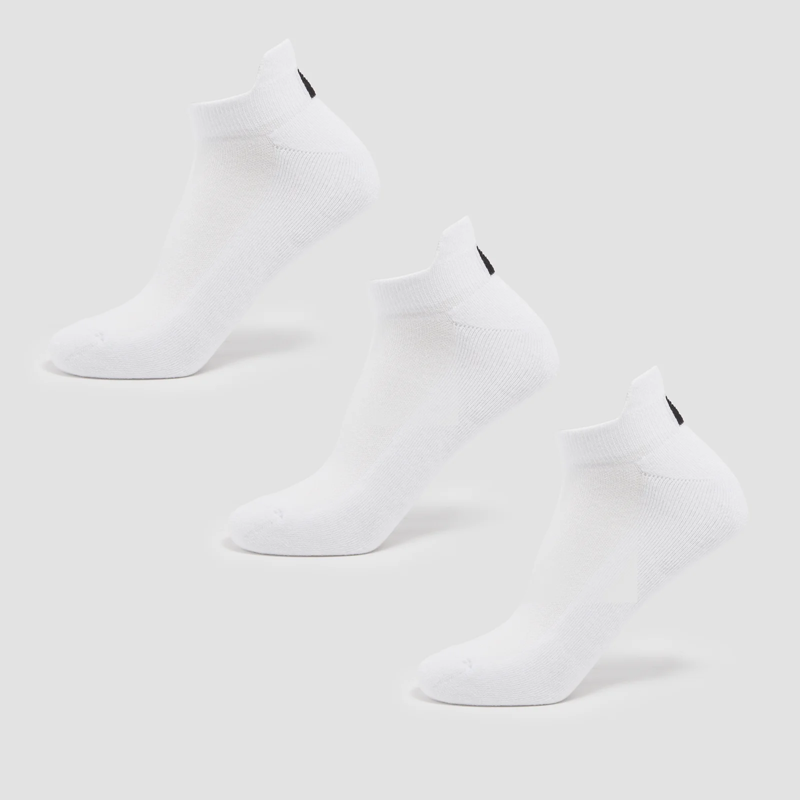 Drie witte, korte sokken met een klein zwart logo op de achterkant.