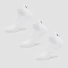 Drie witte, korte sokken met een klein zwart logo op de achterkant.