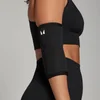 Zwarte elleboogbrace met een wit MP logo, gedragen door een persoon in sportkleding.