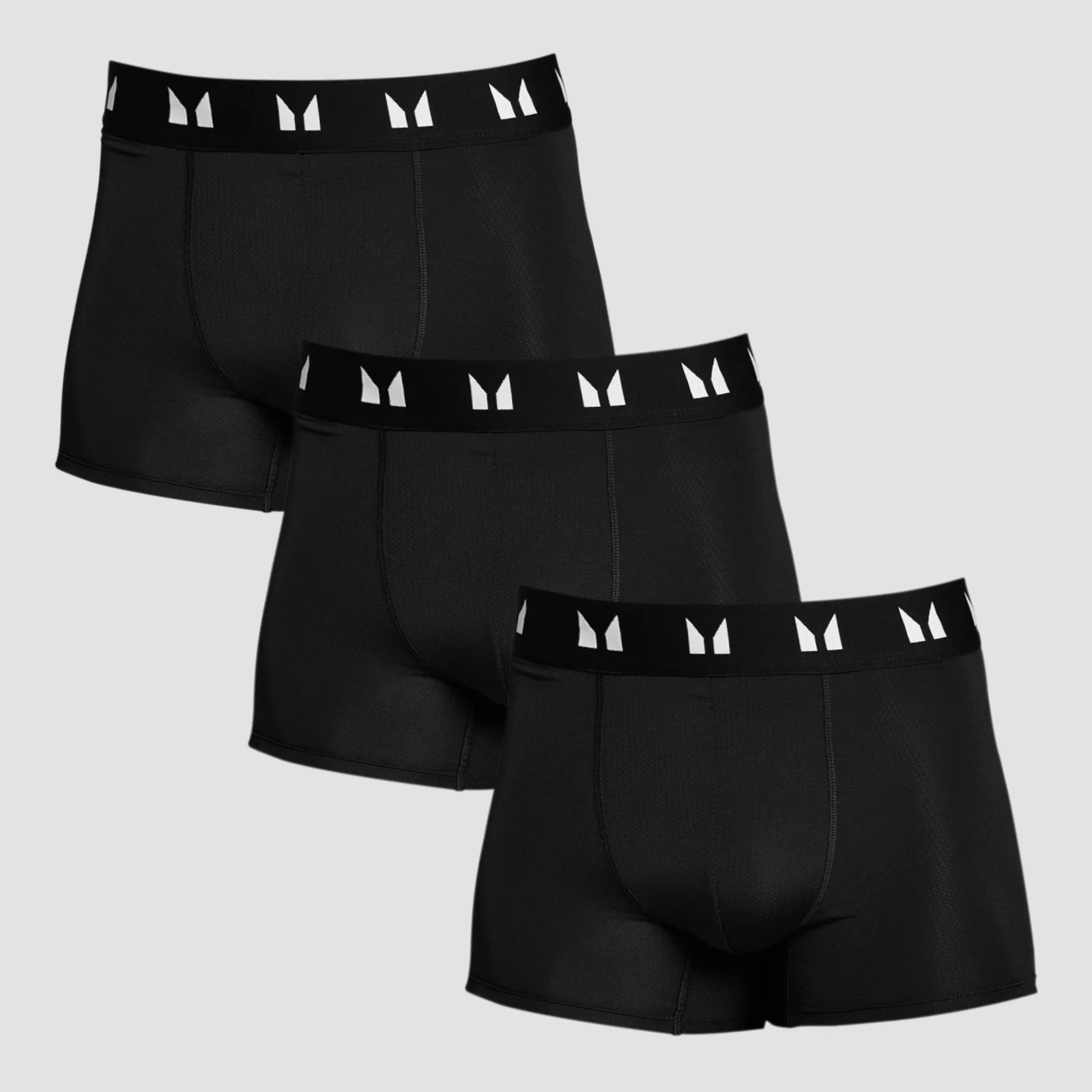 Drie zwarte boxershorts voor heren, met een witte band met logo's.