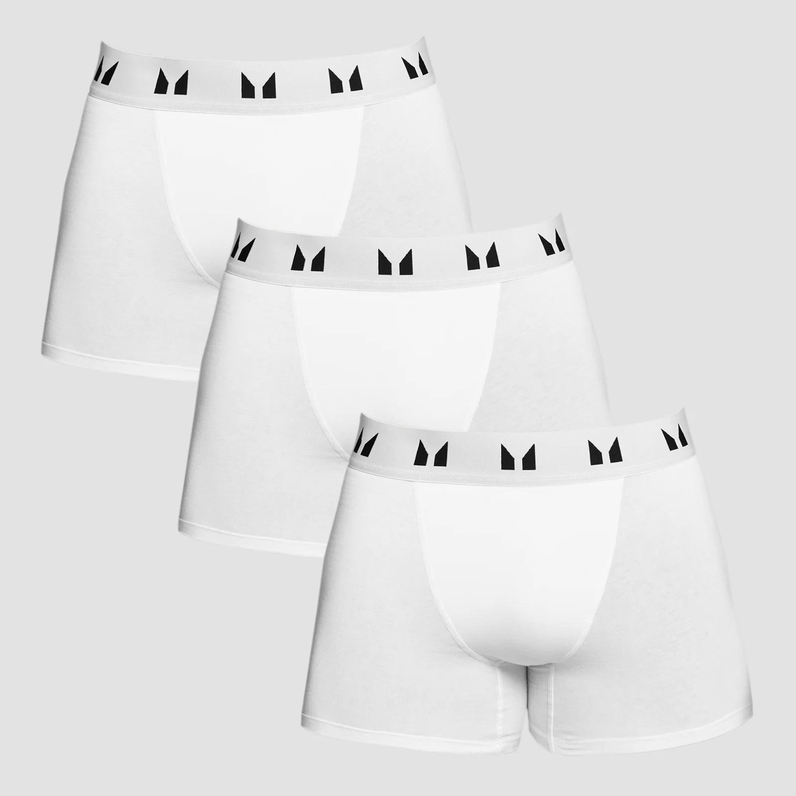Drie witte heren boxershorts met een witte tailleband met zwarte logo's.