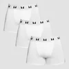 Drie witte heren boxershorts met een witte tailleband met zwarte logo's.