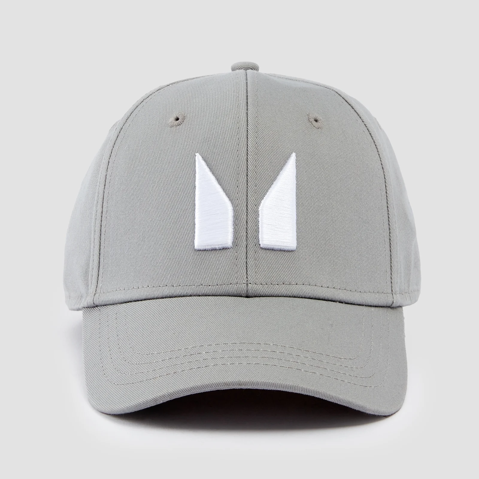Stormgrijze basketbalpet met een witte, abstracte "M" op de voorkant.