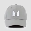 Stormgrijze basketbalpet met een witte, abstracte "M" op de voorkant.