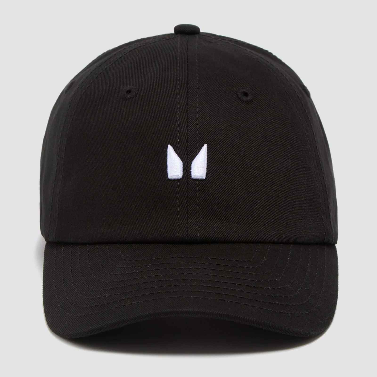 Zwarte baseball cap met een gebogen klep en een wit logo op de voorkant.