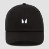 Zwarte baseball cap met een gebogen klep en een wit logo op de voorkant.