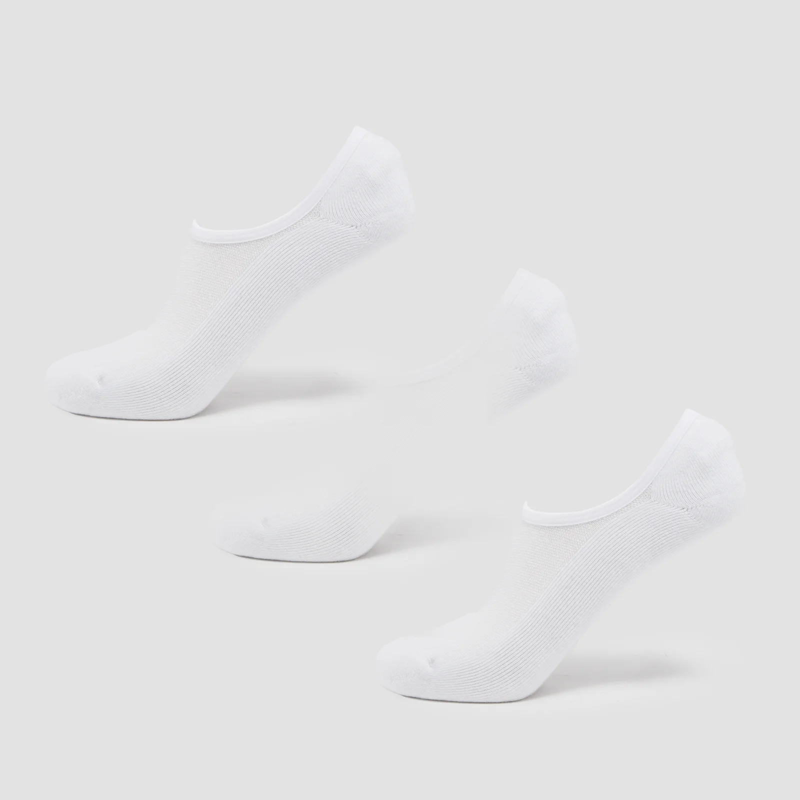 Drie witte, onzichtbare sokken, laag uitgesneden, met een ribbelstructuur, liggen op een witte achtergrond.