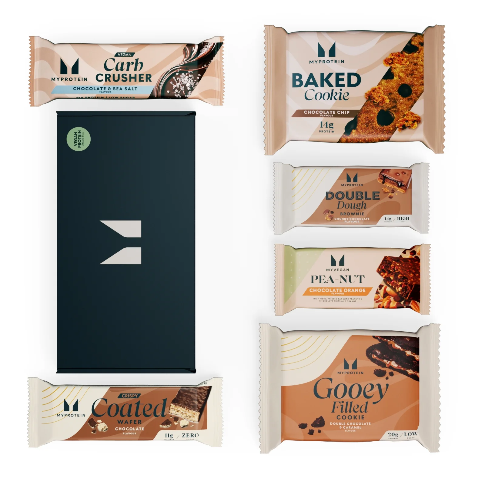 Een donkerblauwe doos met Myprotein snacks, waaronder repen en koeken in verschillende smaken.