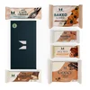 Een donkerblauwe doos met Myprotein snacks, waaronder repen en koeken in verschillende smaken.