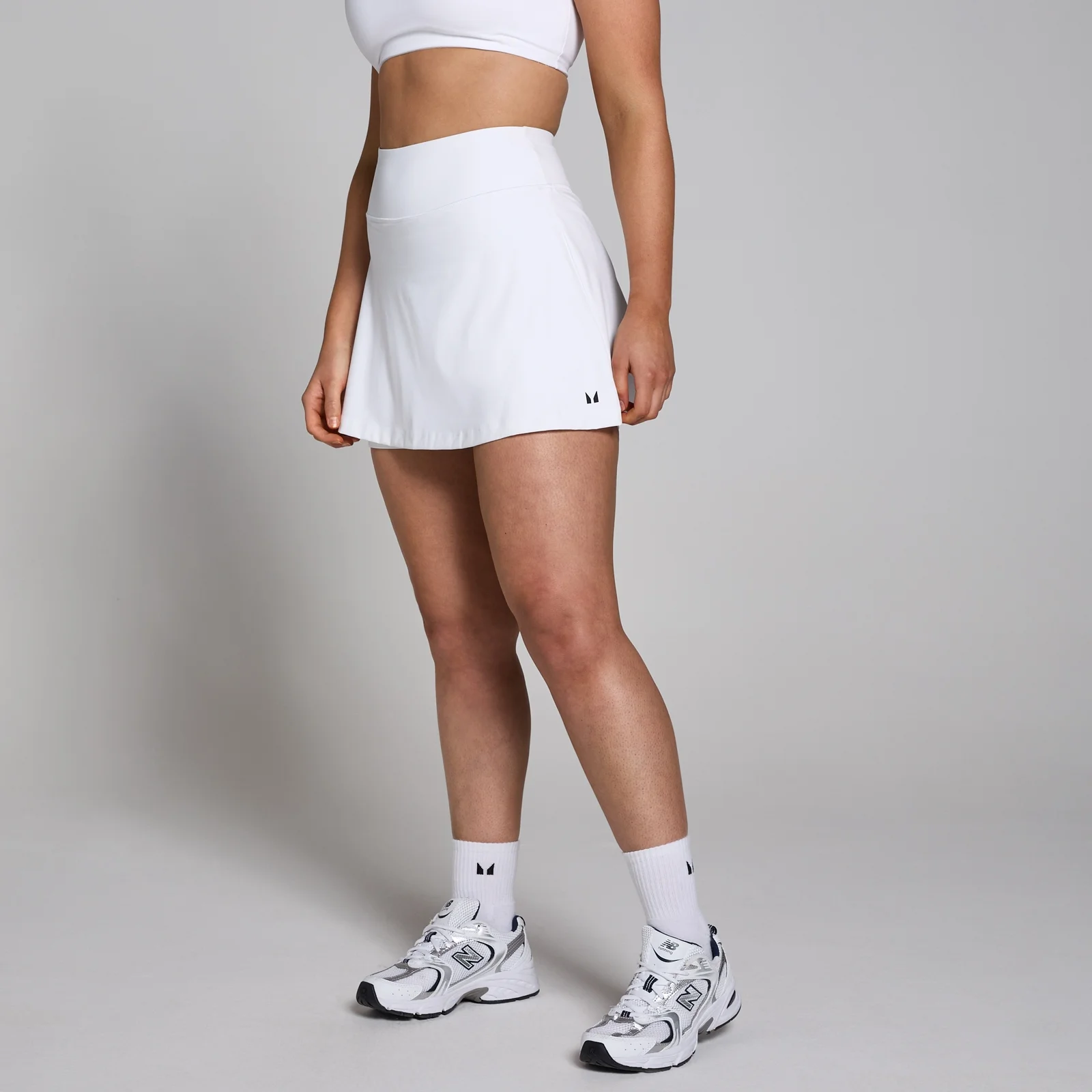 Een witte MP skort voor dames, met een hoge tailleband en het MP logo.