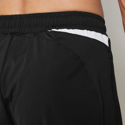 Detailopname van een zwarte MP herenshort met elastische tailleband en witte accentstreep.