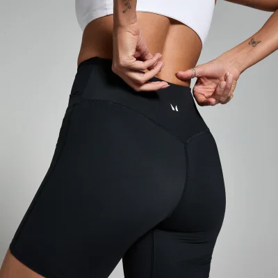 Zwarte, nauwsluitende sportshort voor dames, met een klein wit logo op de achterkant.