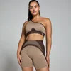 Een vrouw draagt een kasjmier/espressobruine ribstof sportbeha en bijpassende korte broek van het merk MP.