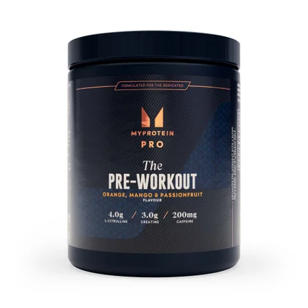 Zwarte pot met etiket 'Myprotein THE Pre Workout, Orange Mango Passionfruit.