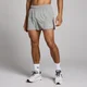 Een man draagt stormgrijze, korte trainingsbroek met een elastische tailleband en witte sokken met sportschoenen.
