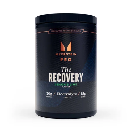 Een donkerblauwe pot Myprotein Performance Protein met een zwarte deksel, smaak citroen en limoen.