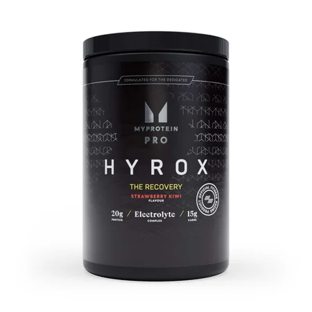 Zwarte pot met etiket 'Myprotein Hyrox', met informatie over aardbei-kiwi smaak en voedingswaarden.