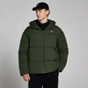 Een bosgroene, gewatteerde pufferjack voor heren met capuchon en ritssluiting, gedragen door een man.