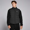 Een man draagt een zwarte, gewatteerde bodywarmer met rits en een klein logo.