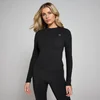 Een vrouw draagt een zwart, nauwsluitend shirt met lange mouwen en een klein logo.