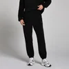 Een zwarte fleece joggingbroek met een trekkoord in de taille en elastische enkels.