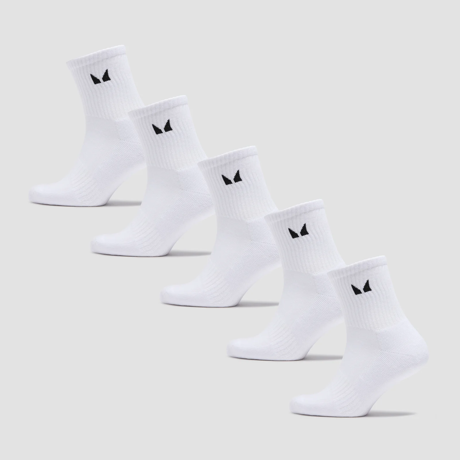 Vijf witte, halflange sokken met een klein zwart logo bovenaan de enkel.