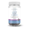Een doorzichtige pot met witte deksel, gevuld met donkerpaarse, vierkante gummies.