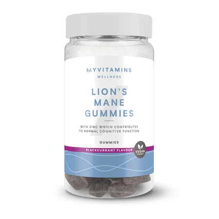 Een doorzichtige pot met witte deksel, gevuld met donkerpaarse, vierkante gummies.