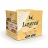 Gele doos met Myprotein 'Layered Bar' repen, met afbeeldingen van de repen aan de zijkant.